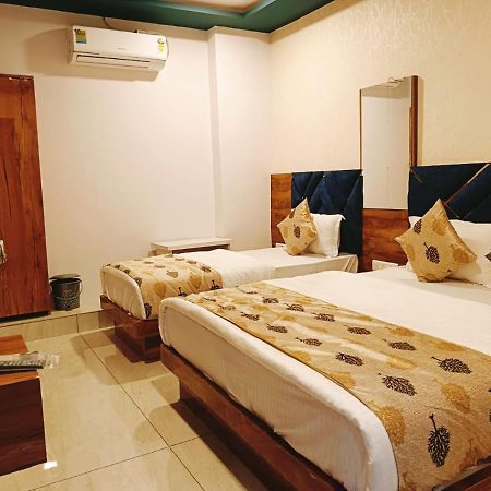 ואדודרה Hotel Maan Palace מראה חיצוני תמונה