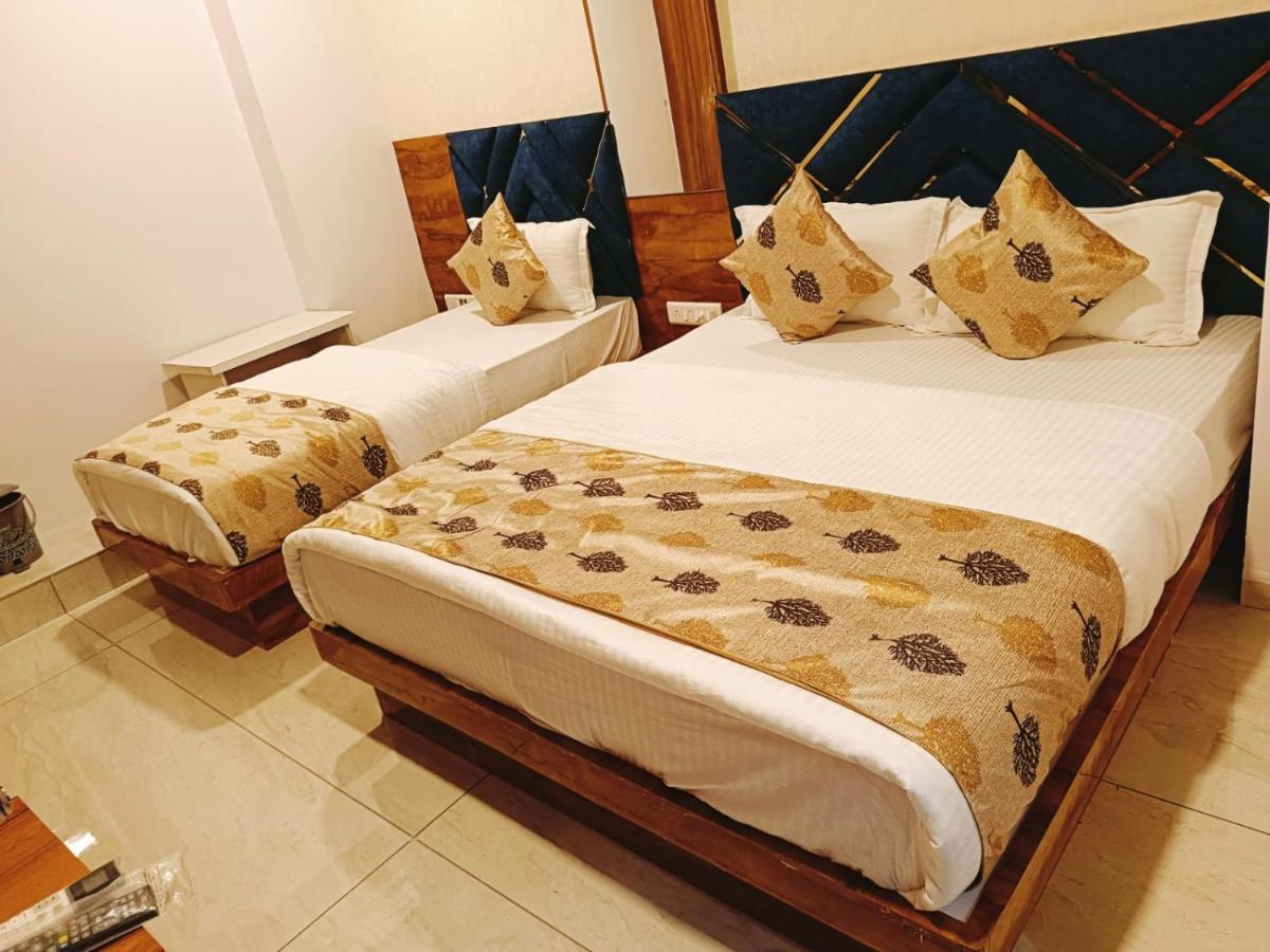 ואדודרה Hotel Maan Palace מראה חיצוני תמונה