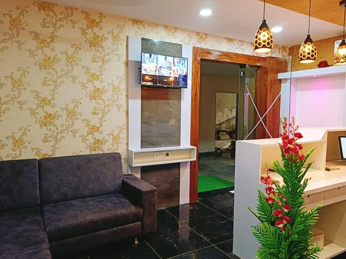 ואדודרה Hotel Maan Palace מראה חיצוני תמונה