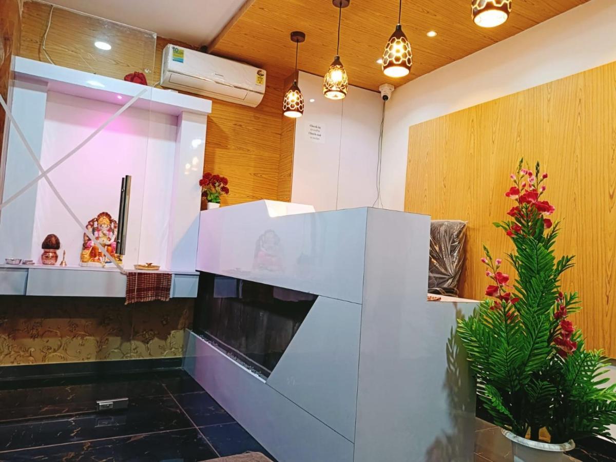 ואדודרה Hotel Maan Palace מראה חיצוני תמונה