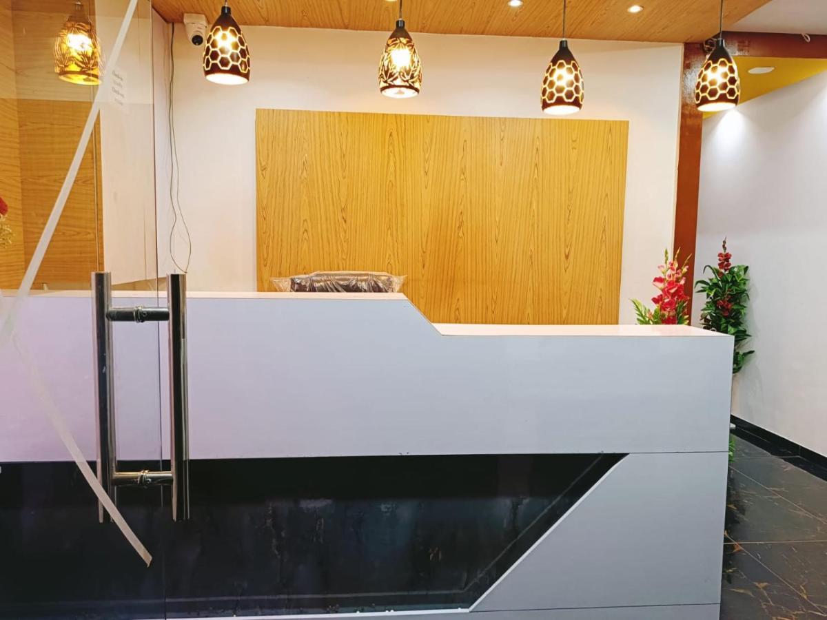 ואדודרה Hotel Maan Palace מראה חיצוני תמונה