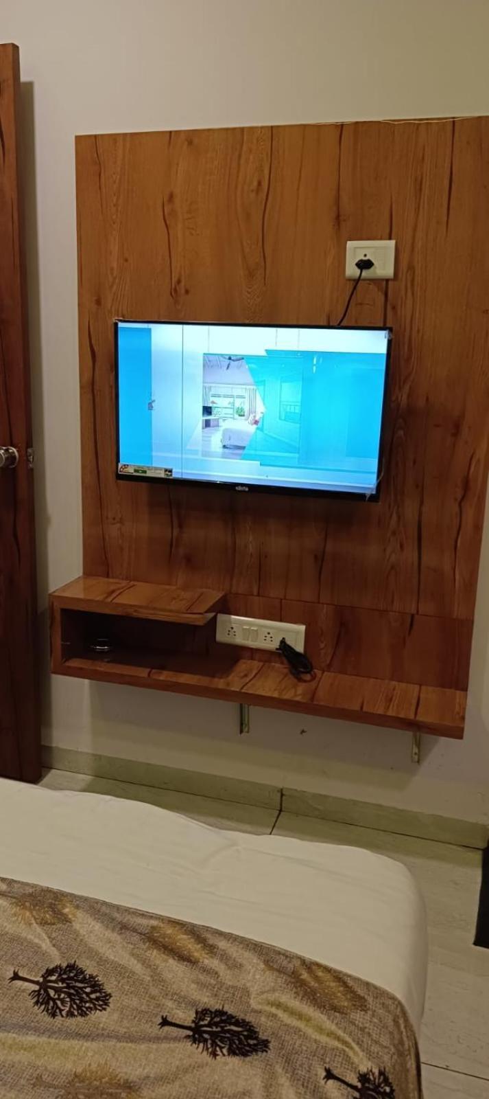 ואדודרה Hotel Maan Palace מראה חיצוני תמונה