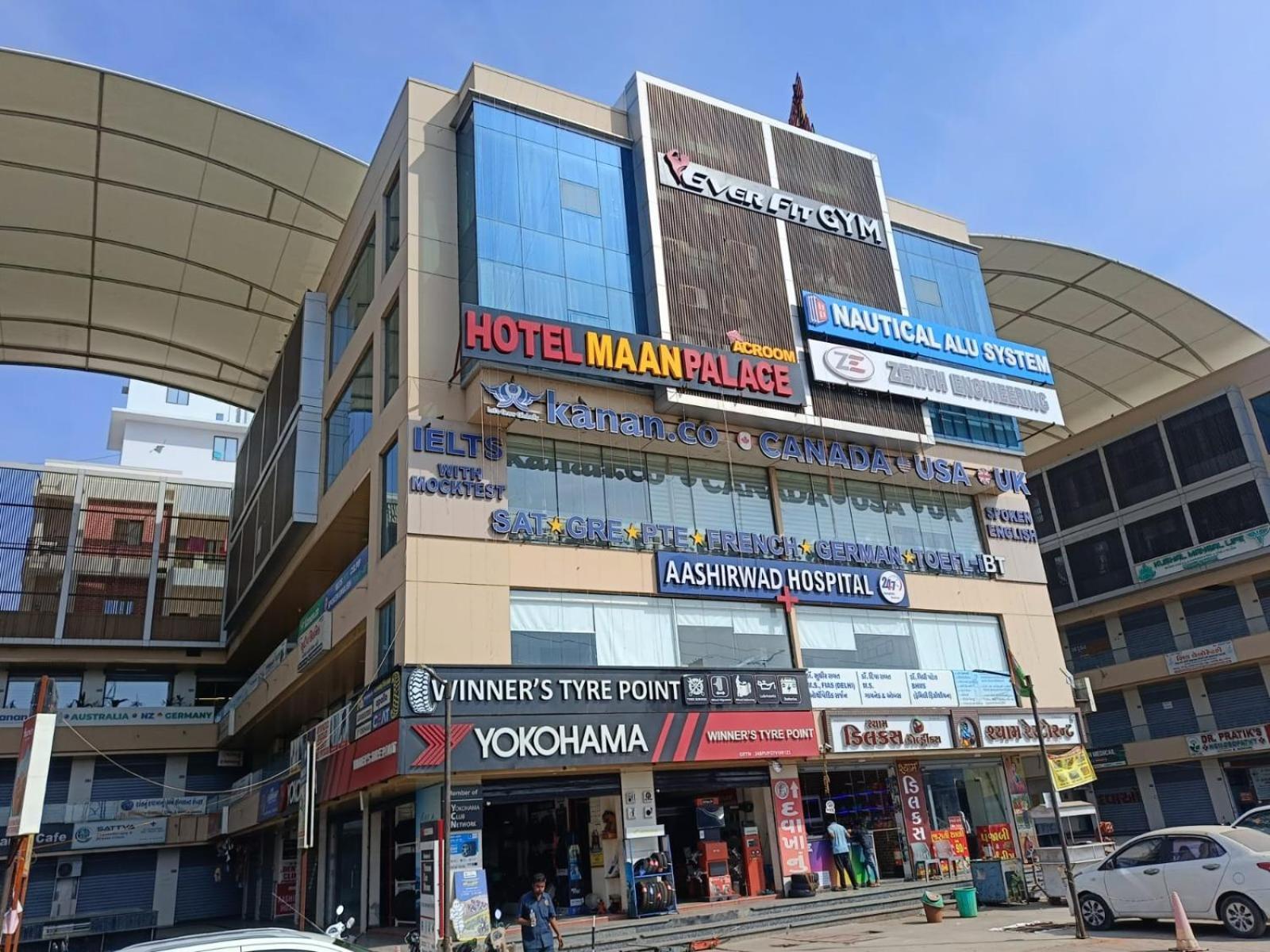 ואדודרה Hotel Maan Palace מראה חיצוני תמונה
