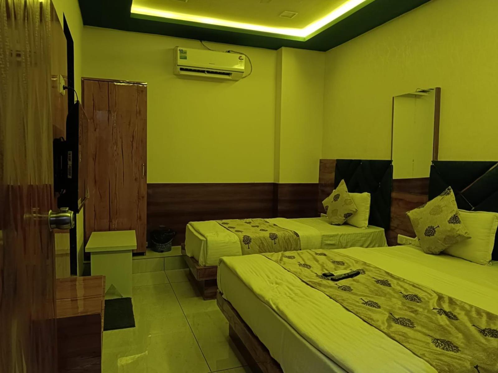 ואדודרה Hotel Maan Palace מראה חיצוני תמונה