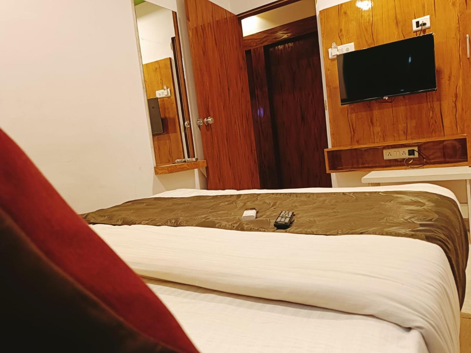 ואדודרה Hotel Maan Palace מראה חיצוני תמונה