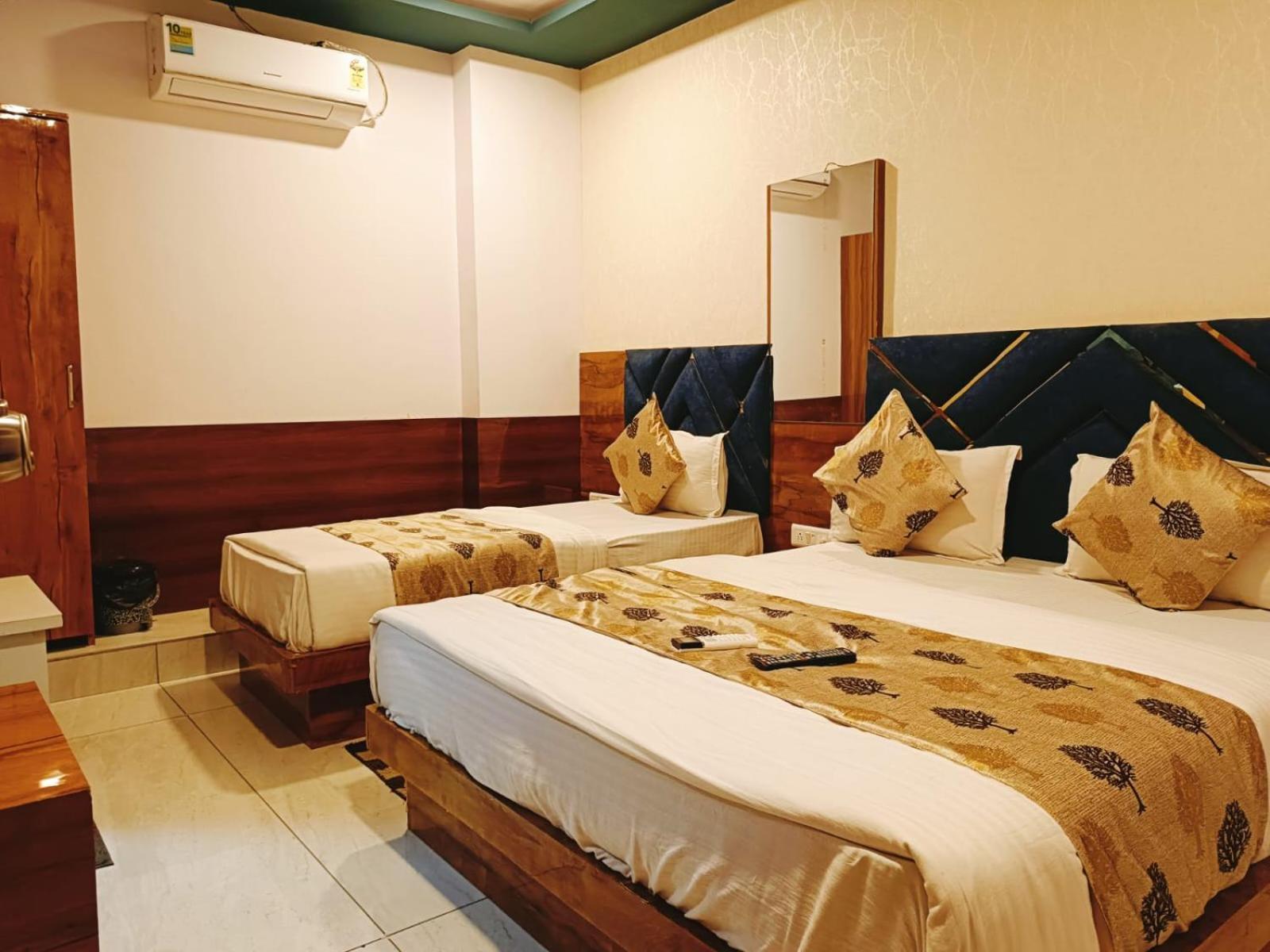 ואדודרה Hotel Maan Palace מראה חיצוני תמונה