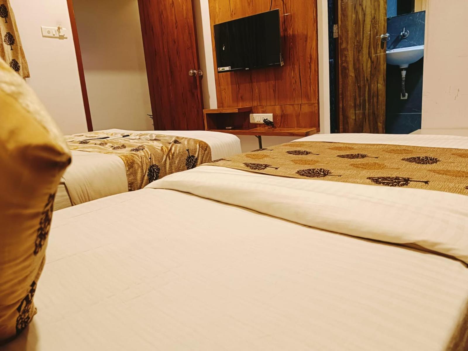 ואדודרה Hotel Maan Palace מראה חיצוני תמונה