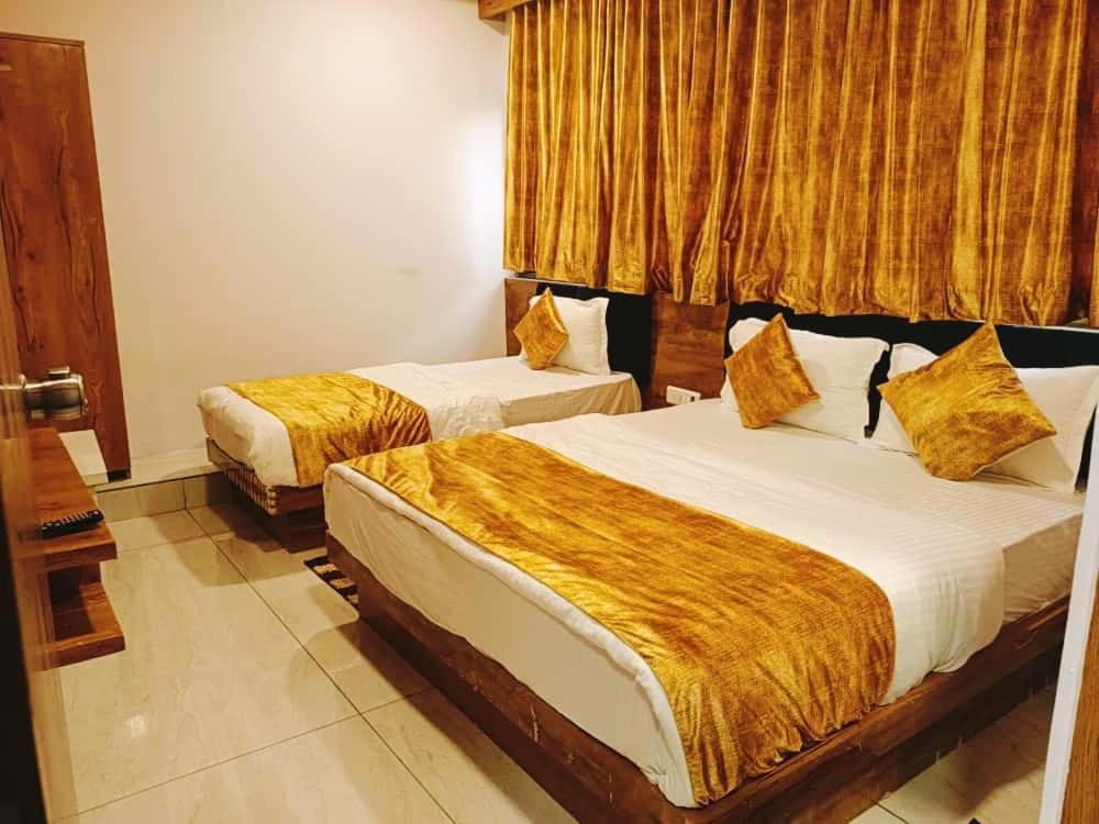ואדודרה Hotel Maan Palace מראה חיצוני תמונה